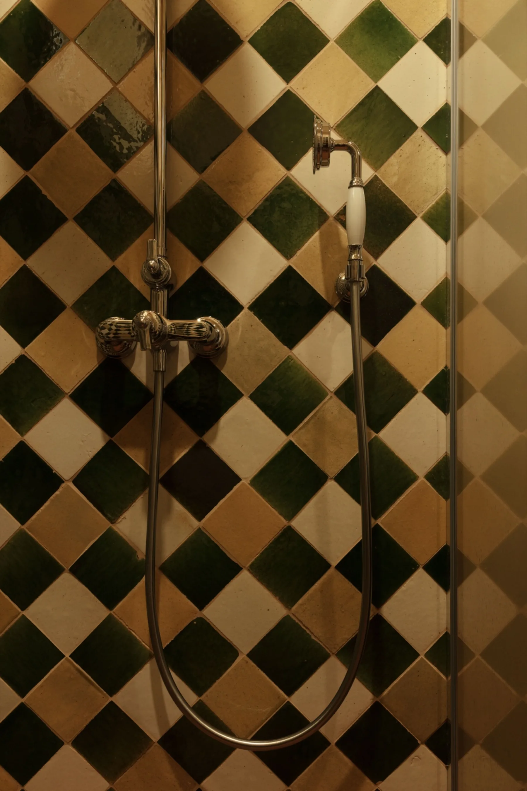Douche en zelliges vert bouteille posés en damier